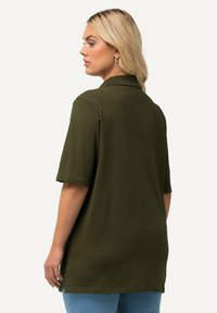 Ulla Popken MANCHES COURTES - Polotričko - forest green