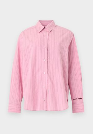 Ροζ πουκάμισο με μακριά μανίκια και λεπτές κάθετες ρίγες, κλασικό γιακά, τσέπη στο στήθος και κεντημένο κείμενο κοντά στο αριστερό μανίκι.