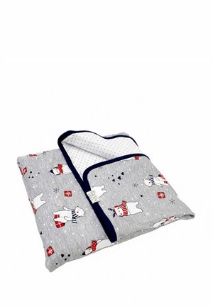 Szary koc z wzorem niedźwiedzi polarnych, z czerwonymi i niebieskimi akcentami, granatowym wykończeniem oraz białą podszewką w kropki. Miękka tekstura tkaniny.