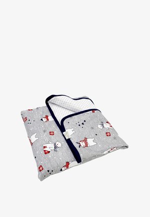 Szary koc z wzorem niedźwiedzi polarnych, z czerwonymi i niebieskimi akcentami, granatowym wykończeniem oraz białą podszewką w kropki. Miękka tekstura tkaniny.