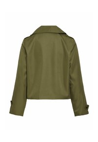 Pārgriezta olīvu zaļā jaka ar klasisku apkakli, gludu tekstūru un pogātām piedurknēm. Vienkāršs dizains, bez redzamām rakstām vai akcentiem.