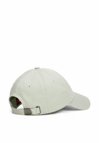 Gorra de béisbol verde clara con visera curva, ojales de tela para ventilación y una correa metálica ajustable en la parte trasera.