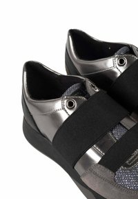Geox SUZZIE D - Scarpe senza lacci - gun