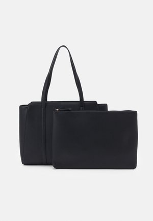 Schwarze Leder-Tote mit zwei Griffen, mit einer strukturierten Form und einem separaten Reißverschluss-Beutel. Glatte Textur mit feiner Maserung.