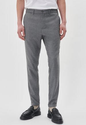 Grijze op maat gemaakte broek van een textuurstof, met een slim fit, subtiel patroon en een enkele knoopsluiting in de taille.