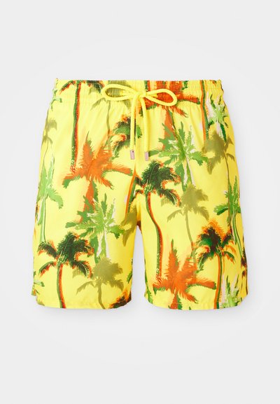 Maillots de bain avec un fond jaune vif et un motif de palmier dans des tons verts et oranges ; taille élastique avec cordon de serrage.