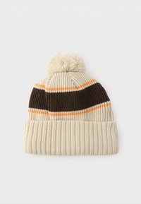 Kootud müts kreemikas toonis, tumepruuni ja oranži triipudega, peal kohev tuti ja servas soonikuline tekstuur.