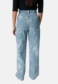 Soaked in Luxury SLALTEA MAISA - Sirgete säärtega teksad - fuzzy blue denim
