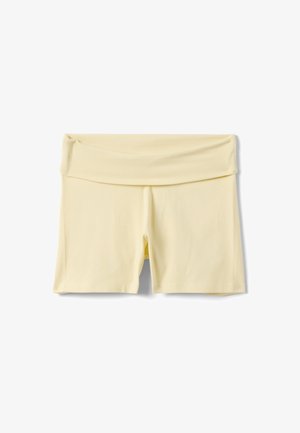 Pantalones cortos de tela elástica de color amarillo claro con una cinturilla ancha doblada y longitud a mitad del muslo.