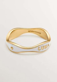 Anillo de metal dorado con esmalte blanco en un diseño ondulado, que presenta la palabra "LUNA" grabada y un pequeño acento decorativo en forma de tachuela.