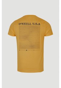 Camiseta de algodón amarilla con un diseño impreso en negro que presenta líneas onduladas y el texto "O'NEILL U.S.A" en la parte posterior. De manga corta y cuello redondo.