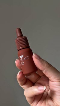 Brun dropperflaska märkt "INK VELVET 43" med en räfflad kork. Mjuk matt yta med en avsmalnande droppertopp.