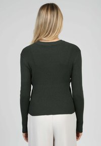 Pull côtelé vert olive à manches longues, col rond et ourlet légèrement raccourci. Le matériau semble doux et texturé.