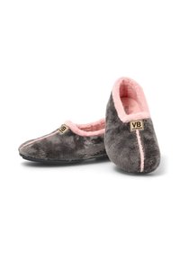 Pantuflas de felpa gris con forro rosa, que presentan un diseño sencillo, costuras en contraste y una pequeña etiqueta de logo en el lateral. Textura suave.