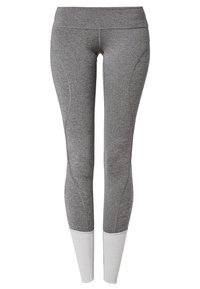 Szare legginsy sportowe z szerokim pasem, wykonane z teksturowanej tkaniny, z białymi akcentami przy kostkach, zaprojektowane z myślą o komforcie i elastyczności.