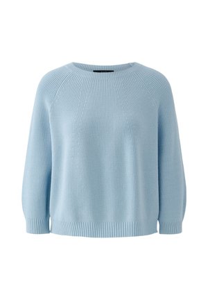 Lichtblauwe gebreide trui met lange mouwen, geribde manchetten en zoom, en een ronde hals.