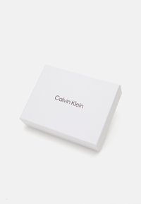 Calvin Klein EMBOSSED LOGO ZIP WALLET - Denarnica - oxblood