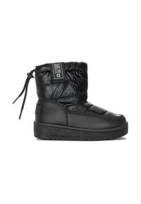 Stivali alla caviglia neri con tomaia trapuntata, suola piatta in gomma e etichetta del marchio ben visibile davanti. Presentano un dettaglio di chiusura con cordoncino.