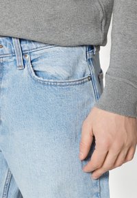 Hollister Co. SIGNATURE BAGGY LIGHT - Baggy jeans - light wash