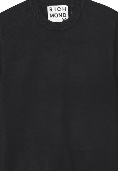 Maglione nero a girocollo realizzato in un tessuto liscio, con un colletto a coste e un'etichetta con la scritta "RICHMOND".
