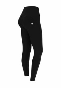 Leggings noirs taille haute avec une texture lisse, présentant une poche arrière distinctive et un branding minimal sur le côté.