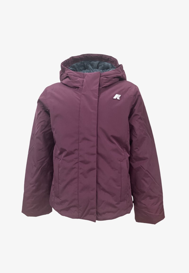 Giacca isolante bordeaux con cappuccio, tasche laterali e una morbida fodera interna. Presenta un piccolo logo nella zona del petto.