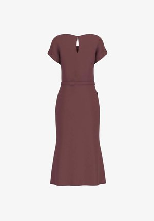 Vestito marrone al ginocchio con maniche corte, cintura aderente in vita e una piccola tacca a forma di V sullo scollo.