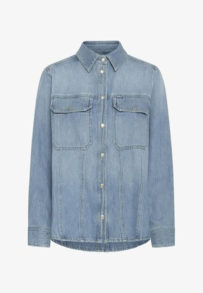 Gaiši zils džinsu jaka ar apkakles kaklu, divām priekšējām kabatām, sudraba spiedpogu aizdari un taisnu griezumu. Iezīmē redzamu šuvju un tekstūru.