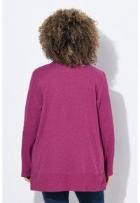 Magenta Langarm-Cardigan aus weichem Material, mit lockerer Passform, seitlichen Schlitzungen, gerippten Bündchen und abgerundetem Rückensaum.
