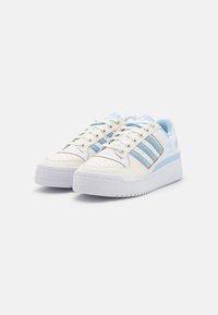 adidas Originals FORUM BOLD STRIPES - Trainers - off white/clear sky/white