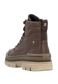 Bota de cuero marrón hasta el tobillo con superficie texturizada, diseño de cordones, talón reforzado y suela de goma gruesa con un acento beige.
