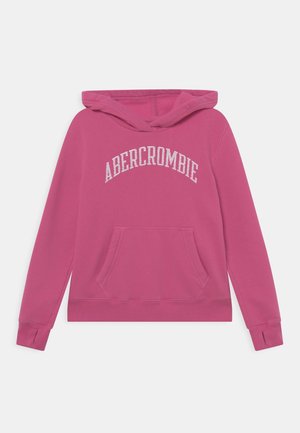 Pull-over à capuche rose avec poche ventrale kangourou, passants pour les pouces aux poignets, et le texte "Abercrombie" en blanc sur la poitrine.