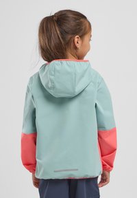 Leichte Kapuzenjacke mit mintgrünem Körper und korallenfarbenen Ärmeln. Glatte Textur mit elastischen Bündchen und reflektierenden Details am Rücken.