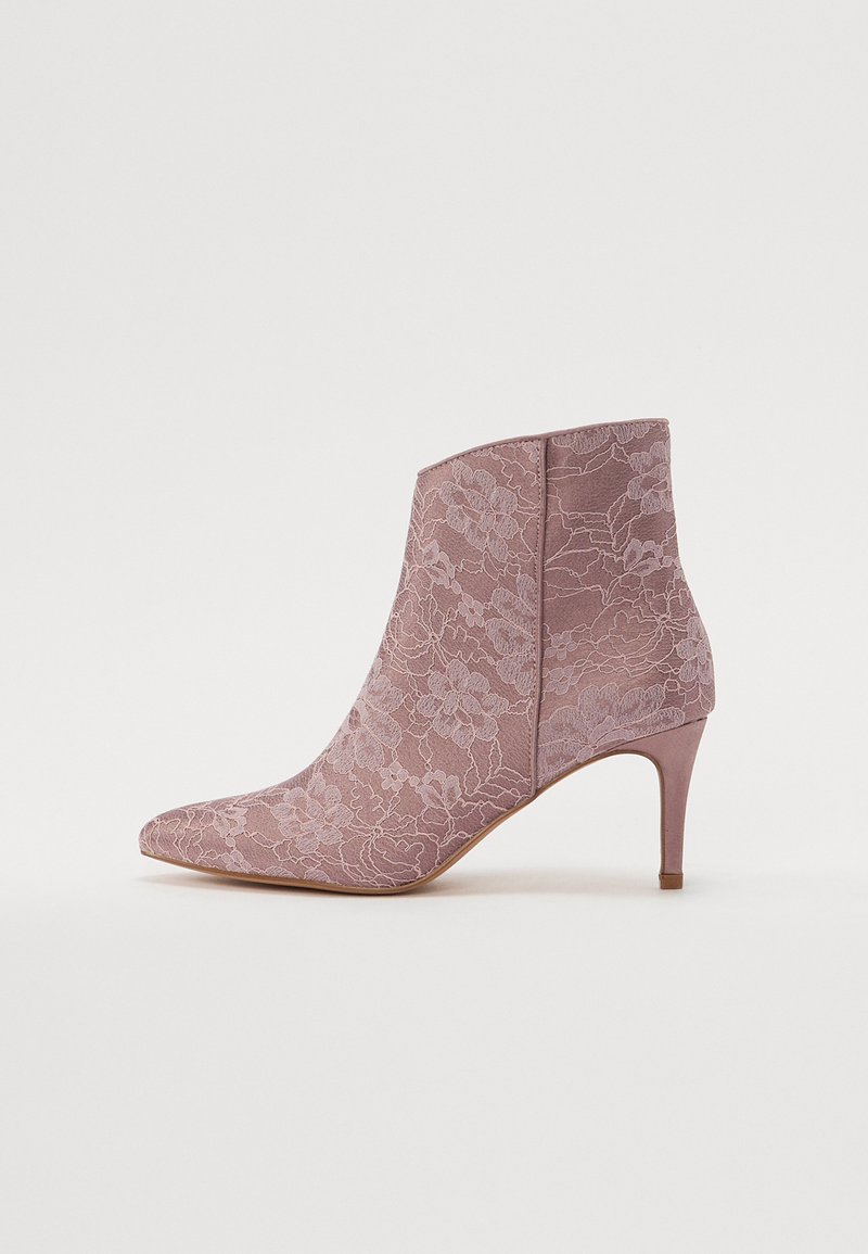 Botine roz din dantelă, cu vârf ascuțit și toc subțire. Prezintă un model floral din dantelă și o textură netedă, concepute pentru un aspect ajustat.
