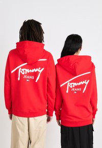 Tommy Jeans ENTRY GRAPHIC HOODIE UNISEX - Sudadera - deep crimson