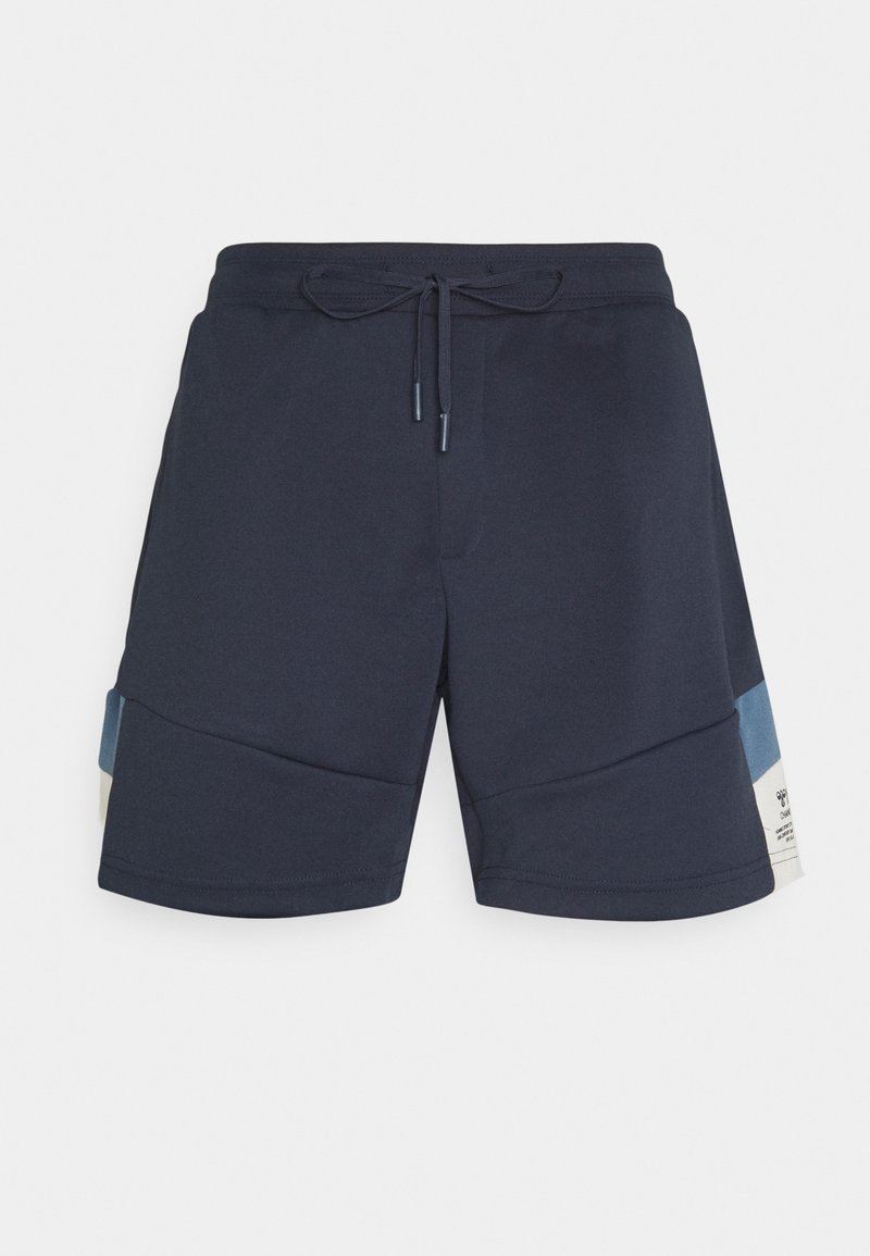 Lautan biru celana pendek atletik pria dengan tali pinggang dan panel miring berwarna biru muda serta putih di sisi-sisinya.