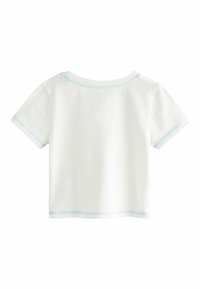 Vit t-shirt med kort ärm och rund halsringning. Har ljusblå sömmar längs med halsen och ärmarna. Slät textur.