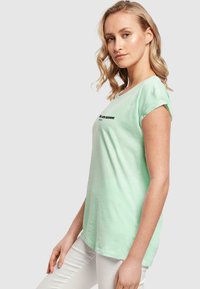 Merchcode FRAUEN HOPE EXTENDED SHOULDER  - Tričko s potlačou - neo mint