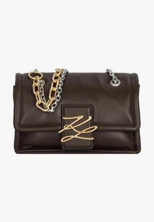 Ciemnobrązowa skórzana torba na ramię z paskiem z łańcucha w kolorze złotym i srebrnym oraz złotymi splecionymi inicjałami na przedniej klapie.