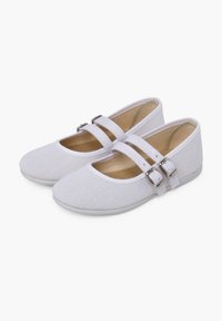 Chaussures en toile blanches avec deux sangles réglables, bout rond, semelle plate et surface texturée. Design minimaliste et couleur neutre.