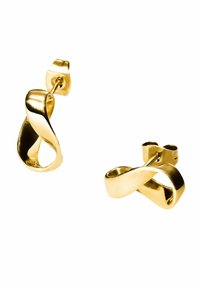 Boucles d'oreilles plaquées or au design torsadé, présentant une surface polie et des fermoirs à clous, mettant en valeur une texture lisse et réfléchissante.