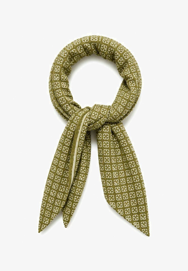 Écharpe vert olive avec motif floral géométrique blanc, nouée en boucle avec deux extrémités pointues pendantes.