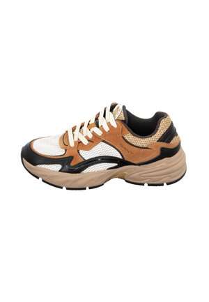 Sneaker mit einem weißen Mesh-Obermaterial und synthetischen Akzenten in Braun und Schwarz, runder Zehenpartie, kontrastierenden Schnürsenkeln und einer dicken beigen Sohle.