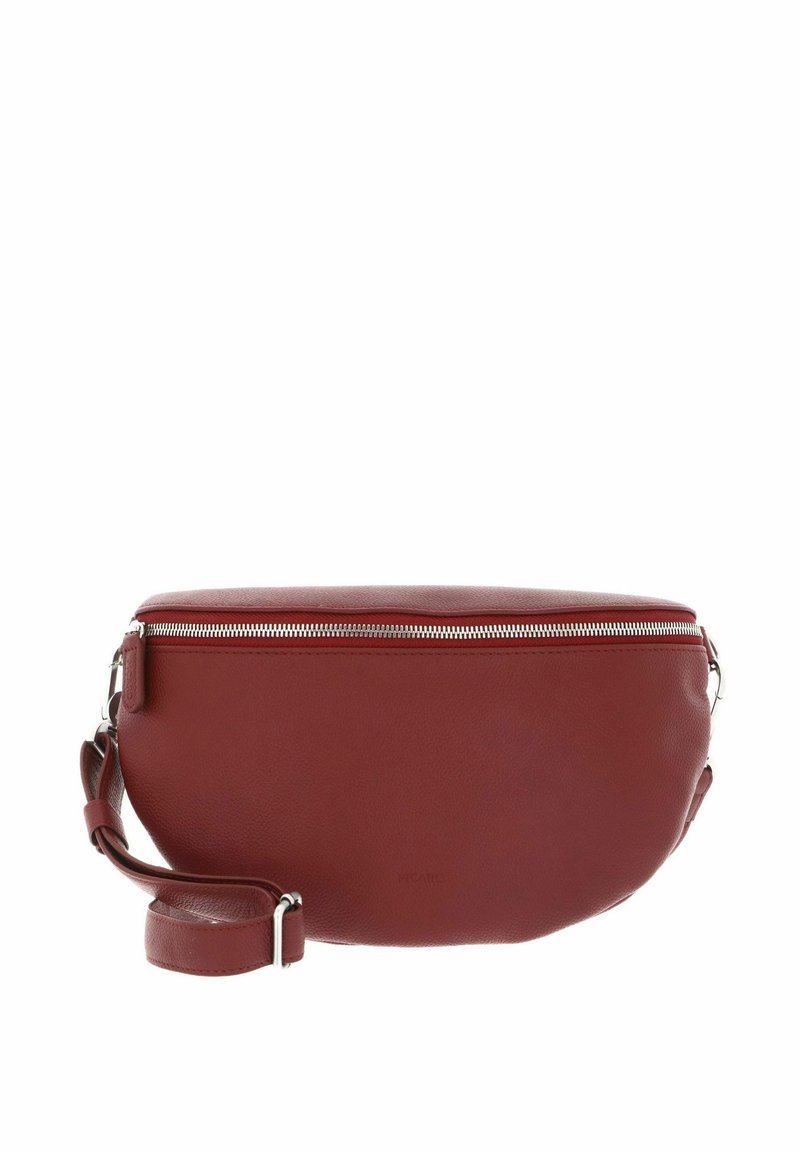 Sac bandoulière en cuir rouge avec une texture lisse, doté d'une fermeture zippée sur le dessus et d'une bandoulière ajustable. Design minimaliste sans ornements.
