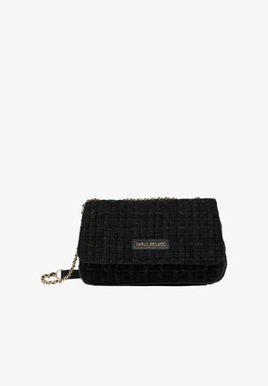 Schwarze Clutch mit gewebter Textur, ausgestattet mit einem goldenen Kettenriemen und rechteckiger Form. Ein Logoplate befindet sich mittig auf der Vorderseite.