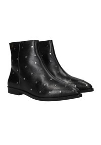 Botas de tobillo de cuero negro con una textura suave, punta afilada y acentos de tachuelas plateadas distribuidas uniformemente en la superficie.