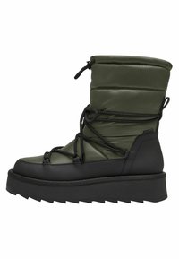 Zielony, wodoodporny but z miękką cholewką, czarną podeszwą o fakturze i dekoracyjnymi sznurowadłami. Posiada zamek błyskawiczny i kanciasty design.