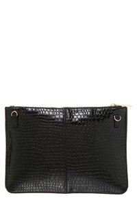 Clutch nera in finta pelle con un motivo rettile testurizzato, dotata di una cerniera color oro e anelli sui lati per attacco o styling.