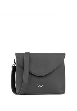 Grau Leder Schultertasche mit Klappenverschluss, silbernem Zubehör und verstellbarem Trageriemen. Schlankes, rechteckiges Design mit minimalistischem Stil.