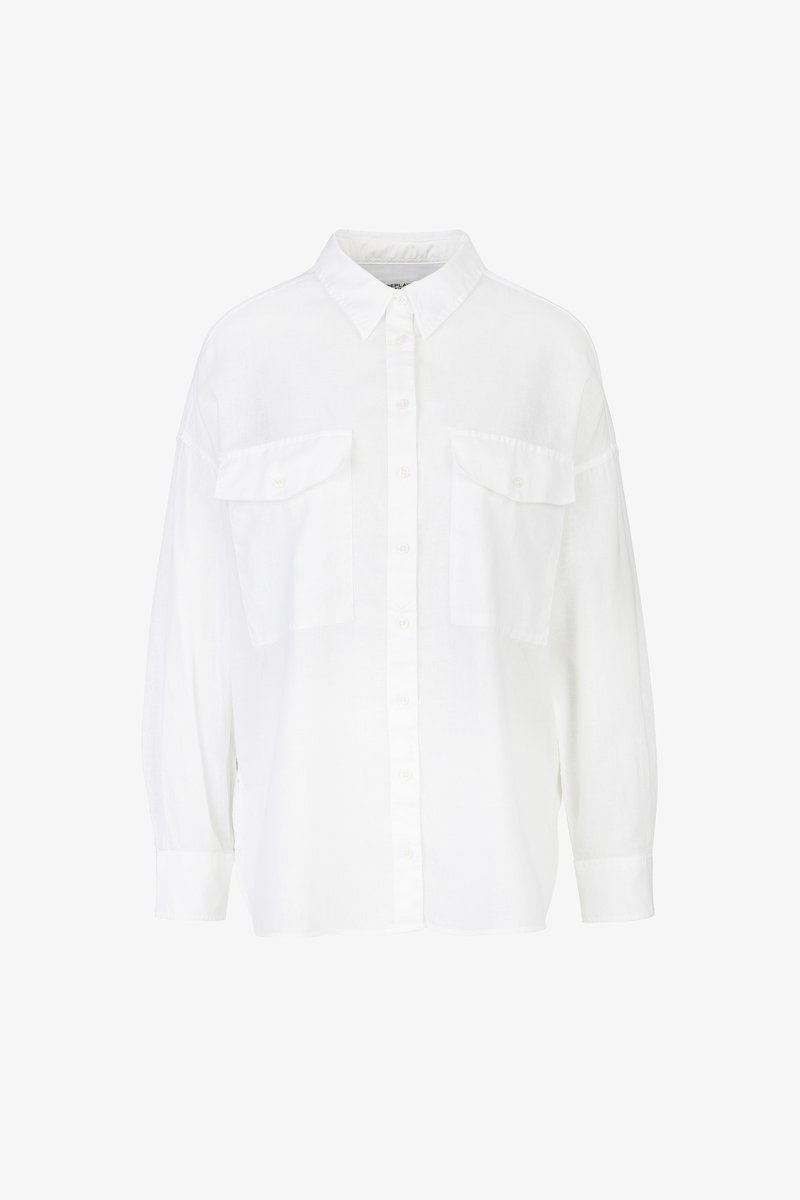 Witte linnenchemise met een kraag, een knoopsluiting aan de voorkant en twee opgestikte zakken. Heeft lange, losse mouwen en een ontspannen pasvorm.
